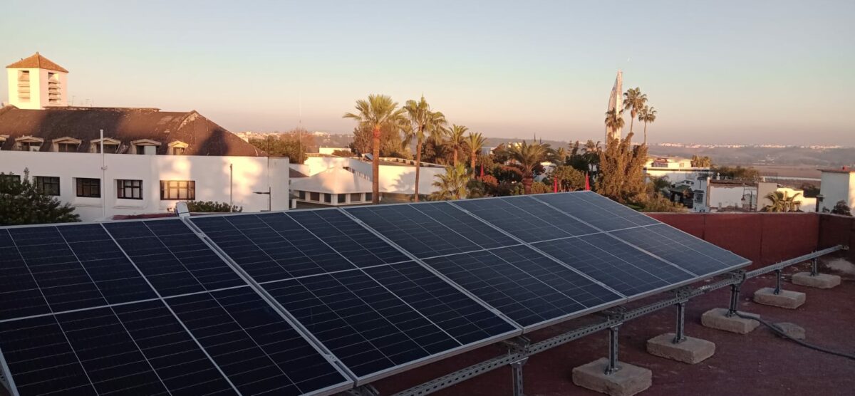 Café-Restaurant Écologique : Un Avenir Lumineux grâce à l’Énergie Solaire »